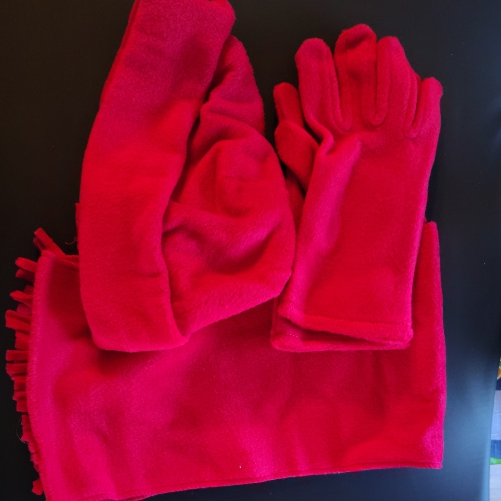 Liz Claiborne Vibrant Red Fleece Winter Accessory set in Bag